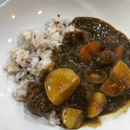 五穀米を混ぜたご飯でカレーにしました。
ストウブのおかげでお野菜の味がしっかりしてて美味しかったです。